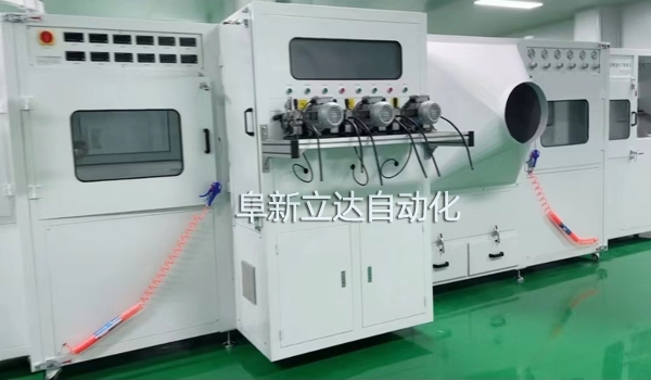 自動噴金機(jī)是電容器生產(chǎn)中的關(guān)鍵設(shè)備，規(guī)格有三槍，雙面四槍、六槍、八槍，可按客戶需求定制，阜新立達(dá)自動化裝備有限公司